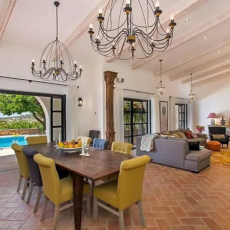 Sleeps 10 Pool Air Con