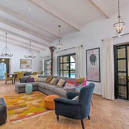 Sleeps 10 Pool Air Con Sambada