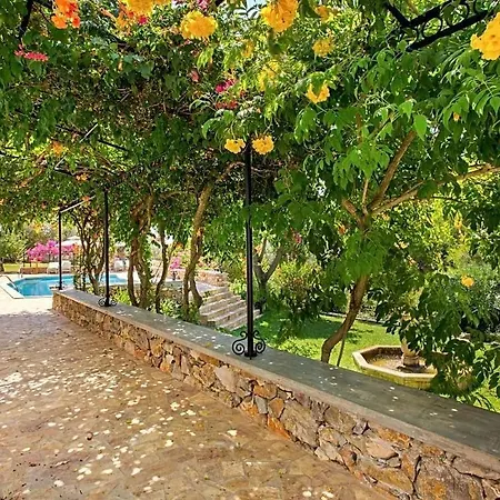 Villa Sleeps 10 Pool Air Con *