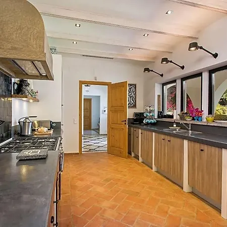 Sleeps 10 Pool Air Con Sambada
