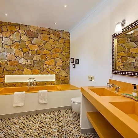 Sleeps 10 Pool Air Con * Sambada