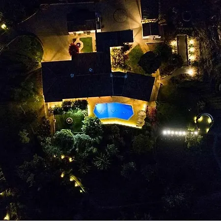 Sleeps 10 Pool Air Con